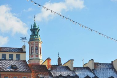 Varşova belediye binası kulesi Polonya 'daki eski apartmanların üstünde..