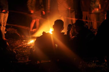 Stare Jablonki, Warminsko - Mazurskie Voyvodeship / Polonya - 05.14.2016: Geceleri şenlik ateşiyle konuşan iki kişi.