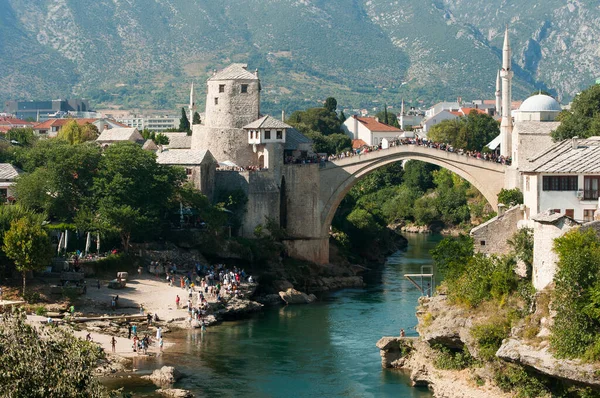 Podul Mostar Munți Fundal Bosnia Herțegovina Timp Vară — Fotografie, imagine de stoc