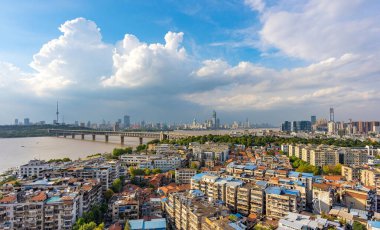 Wuhan silueti ve Yangtze nehri Wuhan Hubei Çin 'de inşa halinde..