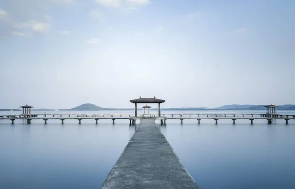 Hubei eyaletinin Wuhan Doğu Gölü. Wuhan 'ın Doğu Gölü Bölgesi.