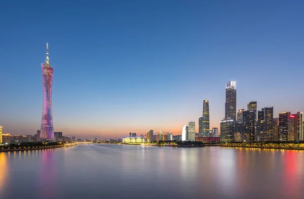 Guangzhou Zhujiang 'ın geniş açılı gece görüşü Yeni Şehir finans bölgesi, Guangdong, Çin.