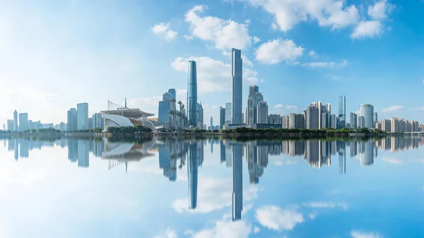 Guangzhou Zhujiang 'ın geniş açılı finansal bölgesi, Guangdong, Çin.