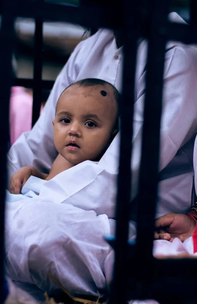 Niño Mirando Cámara Desde Regazo Sus Padres — Foto de Stock