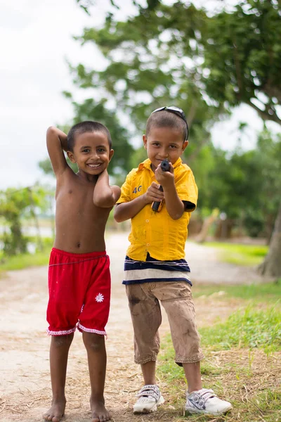 Dos Niños Del Pueblo Apuntando Con Arma Juguete Cámara Sonriendo — Foto de Stock