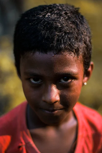 Niño Negro Con Camisa Roja Sonriendo Cámara Con Ojos Atractivos — Foto de Stock