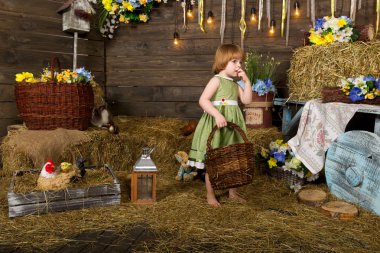 Rustik bir iç onun elinde bir sepet ile küçük kız