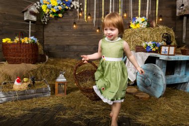 Rustik bir iç onun elinde bir sepet ile küçük kız