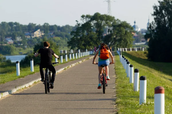 Kız Genç Adam Tarafından Güneş Işığı Yaktı Şehirde Bisiklet Binmek — Stok fotoğraf