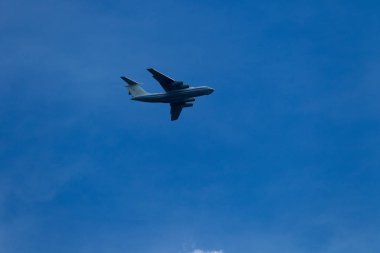 Bir yaz mavi gökyüzü bulutlu çerçevede nakliye uçağı uçar