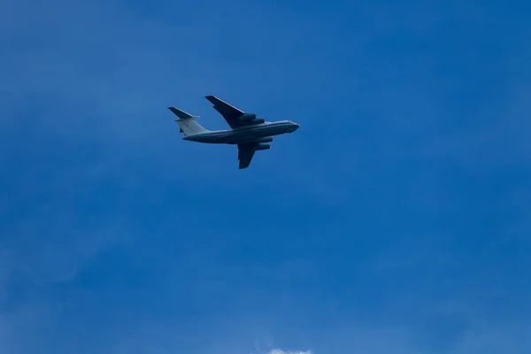 Transport Vliegtuig Vliegt Tegen Achtergrond Van Een Zomer Blauwe Hemel — Stockfoto