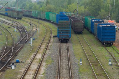 Yük trenleri, vagonlar yük taşıyan ulaşım merkezi demiryolu parça endüstriyel manzara arka plan üzerinde durmak. Üstten görünüm. Doğal ışık