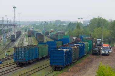 Navlun tren ulaşım merkezi tren rayların üzerinde duran arka plan üzerinde ahşap ile vagonlar, boşaltma. Endüstriyel manzara. Üstten görünüm. Doğal ışık