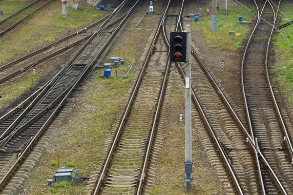 Σηματοφορέα Semaphore Ανάβει Κόκκινο Στο Παρασκήνιο Σιδηρόδρομος Κομμάτια Από Συγκοινωνιακό — Φωτογραφία Αρχείου