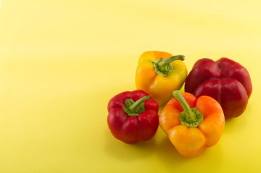 Tatlı bellpeppers. İki kırmızı ve sarı limon arka plan üzerinde iki sarı-turuncu tatlı bellpeppers. Stüdyo ışık. Üstten görünüm