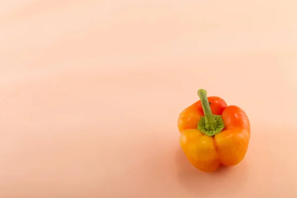 Słodki Zachwycający Żółto Pomarańczowy Słodki Zachwycający Beżowym Tle Jeden Studio — Zdjęcie stockowe