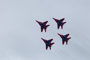 Şehir: Kostroma. Devlet: Kostroma. Ülke: Rusya. Rusya Strizhi Hava Kuvvetleri Akrobasi Grubu Havacılık. Havacılık grup Swift. 06_10_2018year. Hava gösterisinde Kostroma. Jet askeri uçak akrobasi gerçekleştirmek
