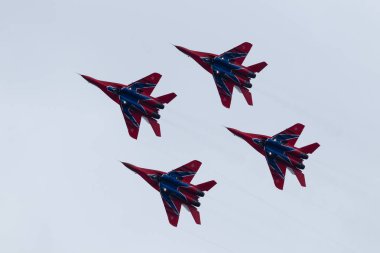 Şehir: Kostroma. Devlet: Kostroma. Ülke: Rusya. Rusya Strizhi Hava Kuvvetleri Akrobasi Grubu Havacılık. Havacılık grup Swift. 06_10_2018year. Hava gösterisinde Kostroma. Jet askeri uçak akrobasi gerçekleştirmek