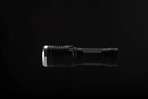 戦術的な懐中電灯 黒の背景 スタジオのライトに手 — ストック写真