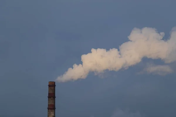 Kraftindustrin Termiskt Kraftverk Industrilandskap Rör Kraftstation Rök Bakgrunden Molnig Himmel — Stockfoto