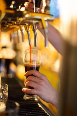 Barmen bir bira musluk gelen koyu bira bira bardağına dökülen.