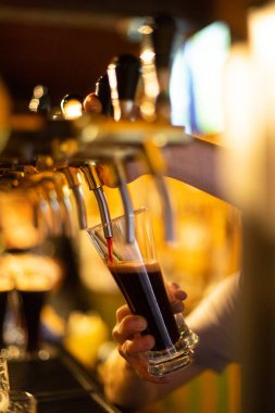 Barmen bir bira musluk gelen koyu bira bira bardağına dökülen.