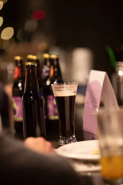 Вечірка Паб Барі Клуб Ресторан Пивні Келихи Темним Пивом Темне — стокове фото