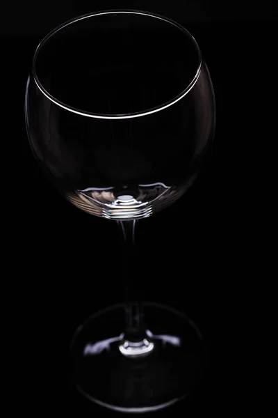黒の背景 ミニマリスト スタジオ照明ワイングラスのシルエット — ストック写真