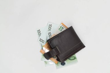 Para. Euro. Beyaz bir arka plan üzerinde para vardır.