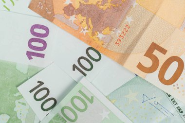 Para. Euro. Beyaz bir arka plan üzerinde para vardır.