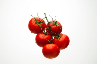 Damla ile dal beyaz bir backgrou su kırmızı domates