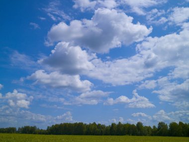 Beyaz ışık bulutu ile yaz mavi gökyüzü