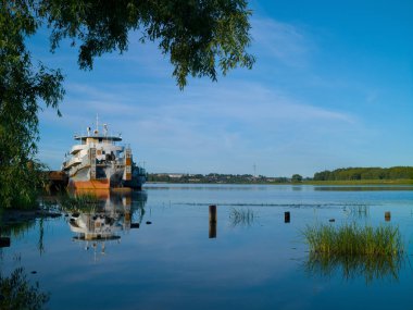 Eski nehir römorkör nehir durgun yaz güneşli sabah duruyor