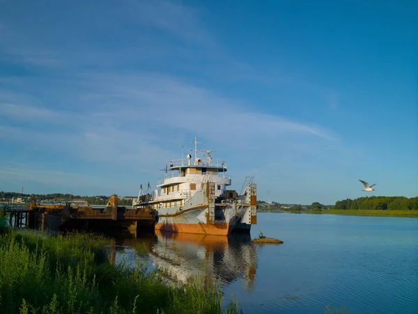 Old river tug stands in river backwater summer sunny morning — Stock Photo, Image