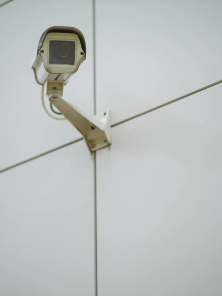 Außenüberwachungskamera an der Wand montiert — Stockfoto