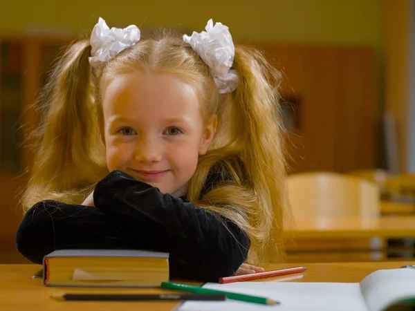 Mała dziewczynka w klasie szkolnej na lekcji — Zdjęcie stockowe