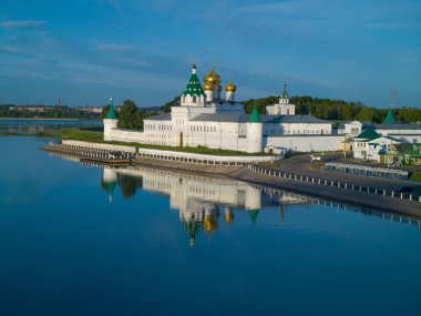 Nehir yasağı üzerinde eski bir manastır ile yaz manzara