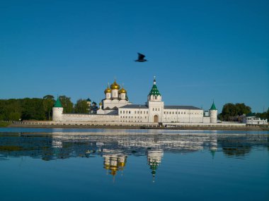 Nehir yasağı üzerinde eski bir manastır ile yaz manzara