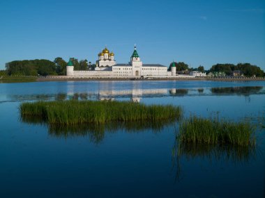 Nehir yasağı üzerinde eski bir manastır ile yaz manzara