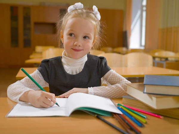 Το κοριτσάκι στη σχολική τάξη στο μάθημα — Φωτογραφία Αρχείου