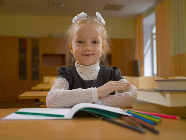 Mała dziewczynka w klasie szkolnej na lekcji — Zdjęcie stockowe