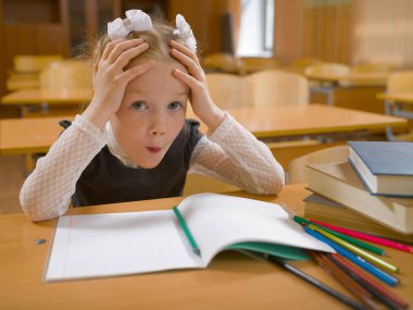 Derste okul sınıfında küçük kız