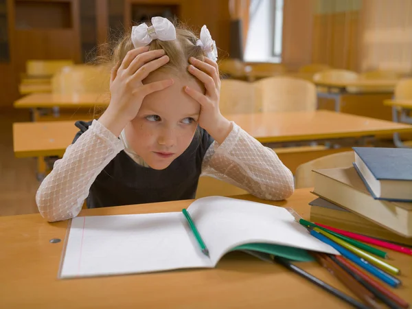 Niña en la clase escolar en la lección —  Fotos de Stock