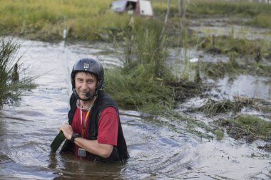 Off-road sporu, arabalar bataklığı aşıyor.