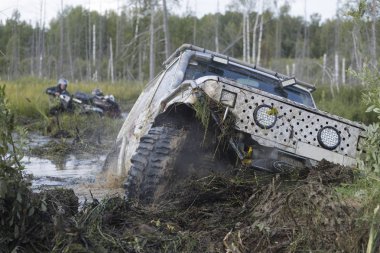 Off-road sporu, arabalar bataklığı aşıyor.
