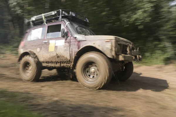 SUV sai da estrada, esporte off-road — Fotografia de Stock