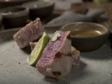 Limonlu ve soslu ızgara ton balığı bifteği