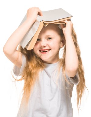 İzole bir arka plan üzerine ders kitabı olan küçük kızıl saçlı kız, beyaz, stüdyo ışığı