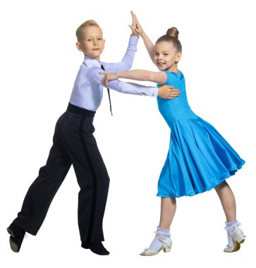 Spor balosu dansı. Bir çift dansçı, balo dansı için kostüm giymiş kız ve erkek. İzole