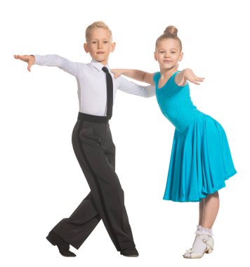 Spor balosu dansı. Bir çift dansçı, balo dansı için kostüm giymiş kız ve erkek. İzole